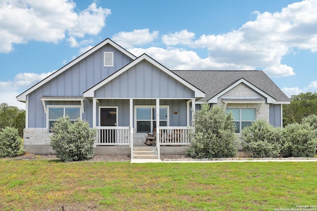 view of front of house featuring covered porch and a front yard