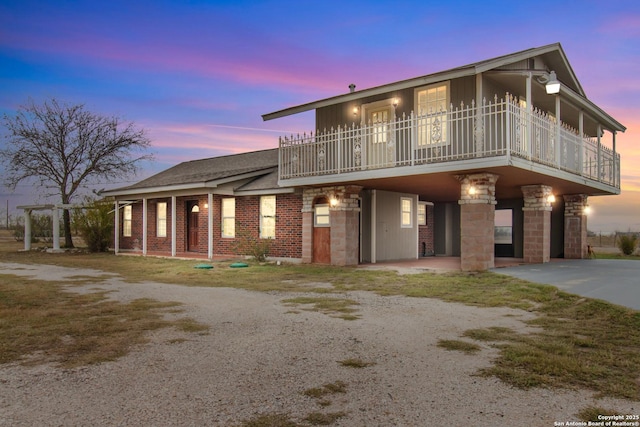 view of front of property featuring a balcony