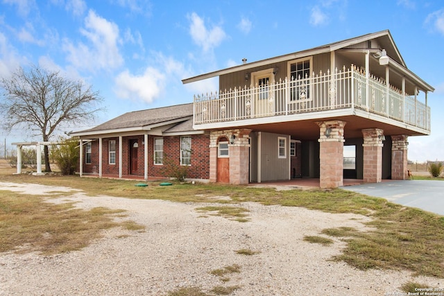 view of front of home featuring a balcony