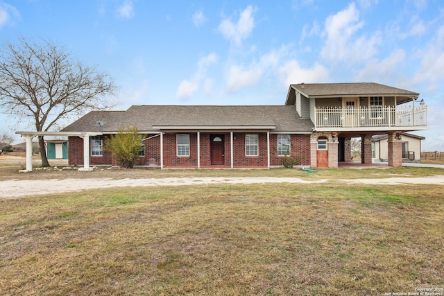 view of front facade with a front lawn and a carport