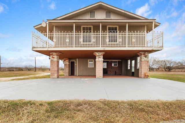 view of front of house featuring a carport