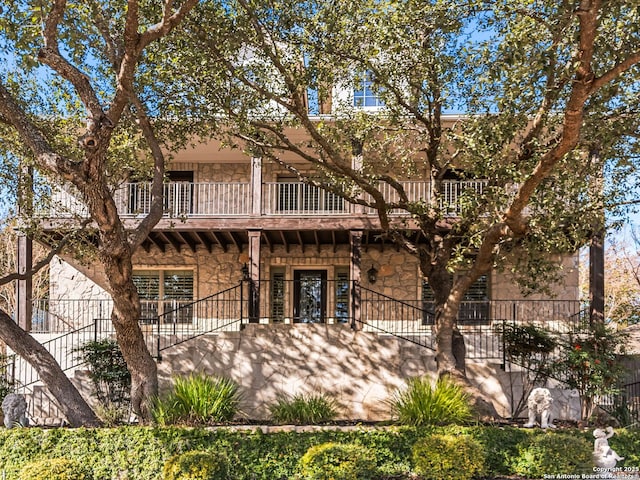 view of front of property with a balcony