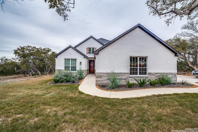 view of front facade with a front lawn