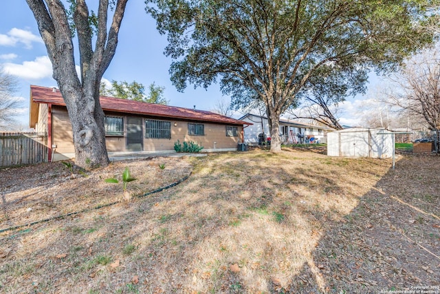 view of yard featuring a shed