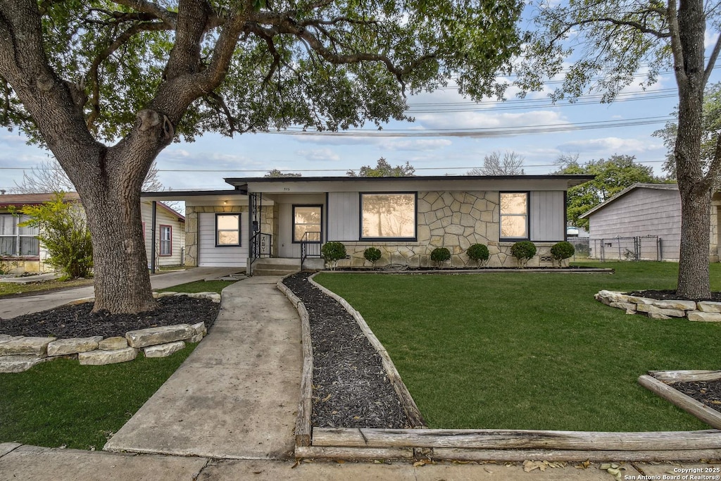 view of front facade featuring a front yard