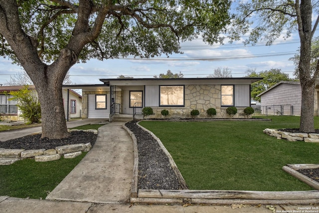 view of front facade featuring a front yard