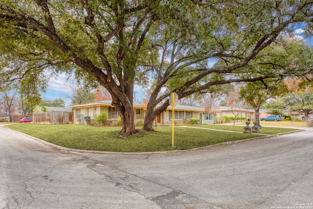 single story home featuring a front yard