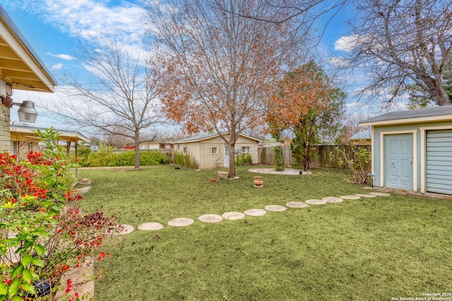 view of yard with an outbuilding