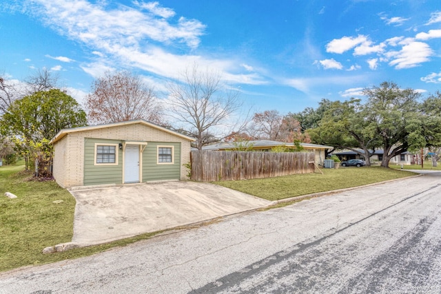 view of front of home featuring a front yard