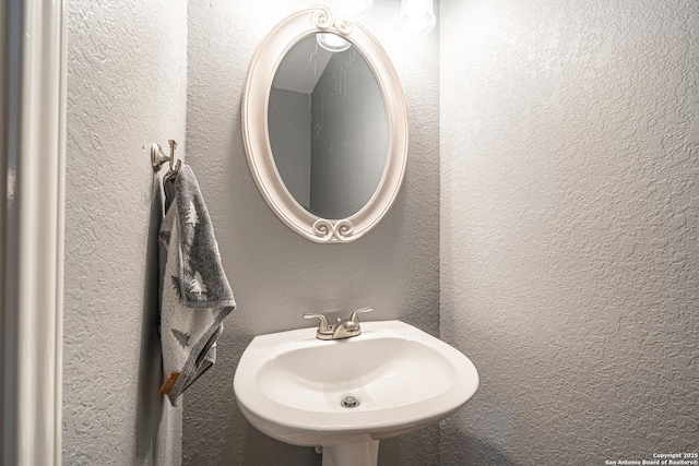 bathroom featuring sink