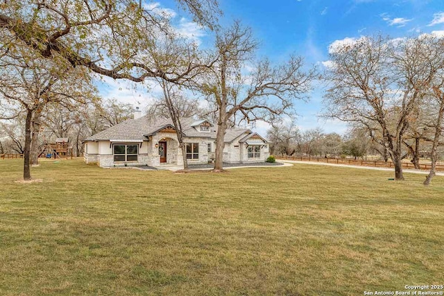 view of front of house featuring a front lawn