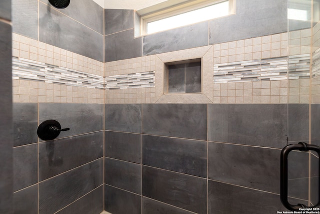 bathroom featuring a tile shower