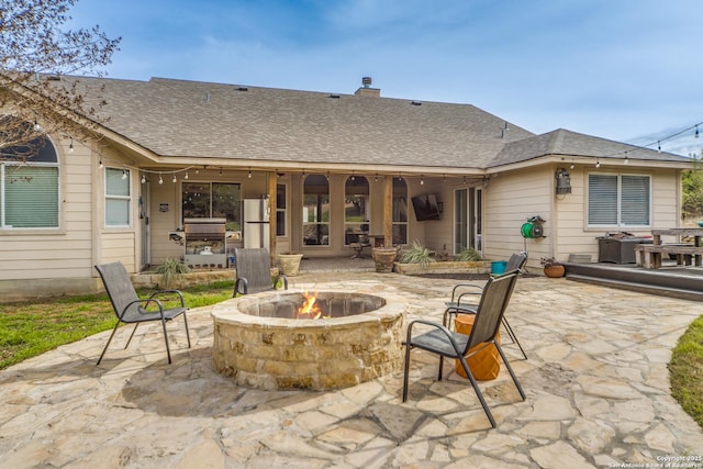 view of patio with a fire pit