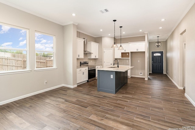 kitchen with sink, white cabinetry, stainless steel electric range, and a center island with sink