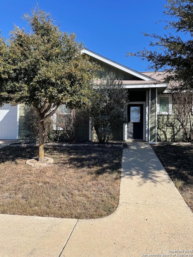 view of front of home featuring a front lawn