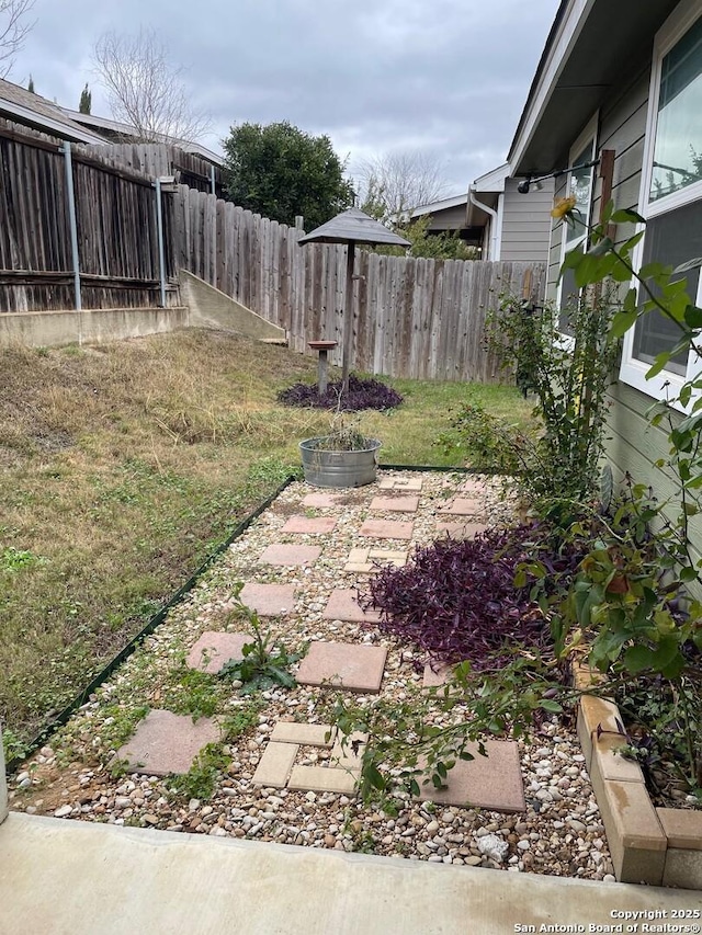 view of yard featuring a patio