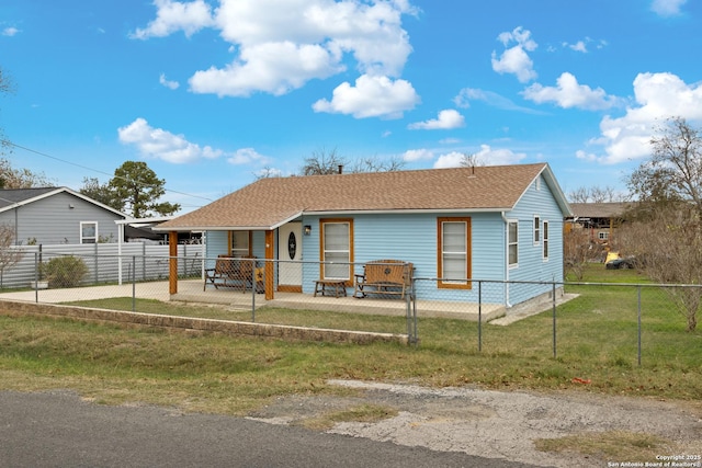 view of front of property featuring a front lawn