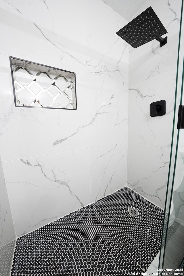 bathroom featuring a tile shower