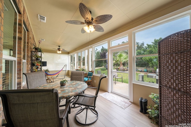 sunroom with ceiling fan