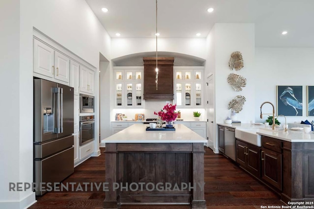 435 Nash, New Braunfels, TX 78130 - kitchen with appliances with stainless steel finishes, white cabinetry, a kitchen island with sink, and sink