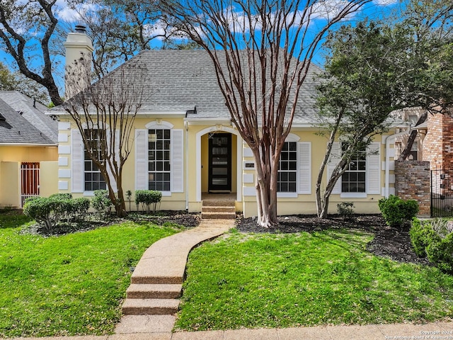 view of front facade with a front lawn