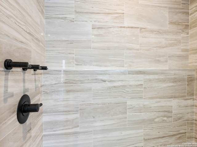 interior details with a tile shower