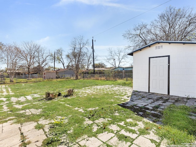 view of yard featuring a storage unit