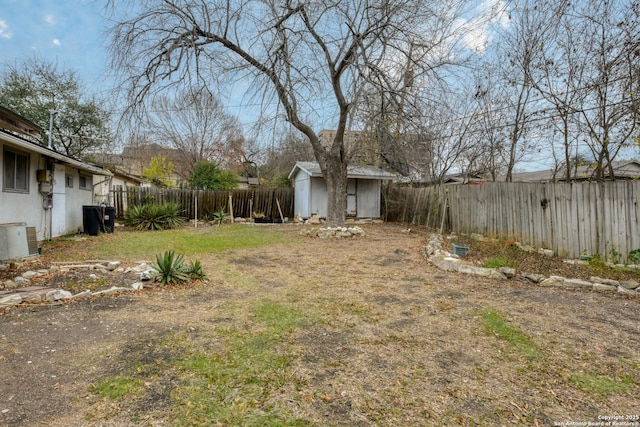 view of yard with a storage shed