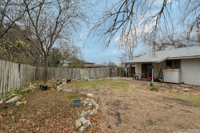 view of yard featuring a patio