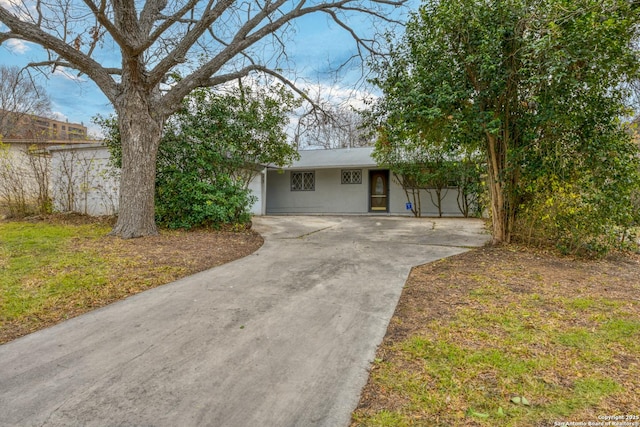 view of front of property featuring a front lawn