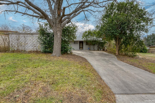 view of front of home featuring a front yard