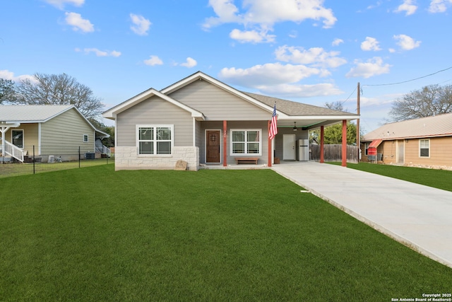 view of front of home featuring cooling unit, a front yard, and a carport