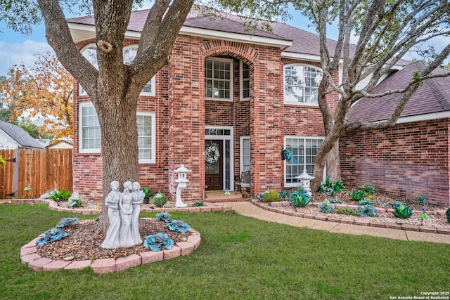 view of front facade featuring a front lawn