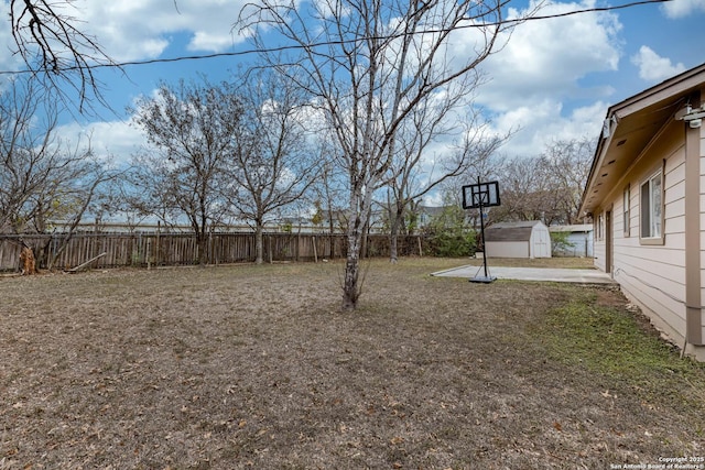 view of yard featuring a shed