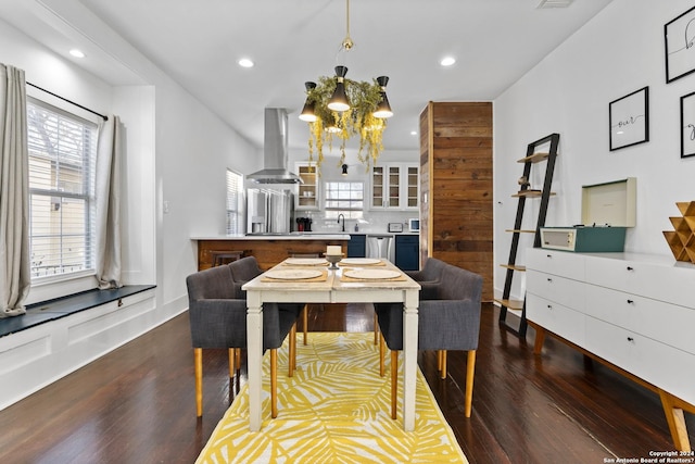 dining space featuring plenty of natural light, sink, a chandelier, and dark hardwood / wood-style floors