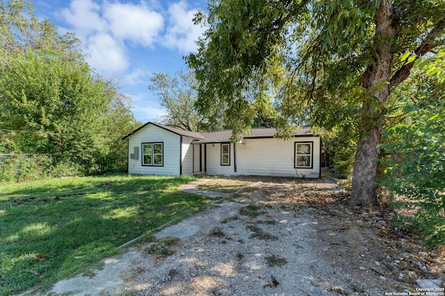 single story home featuring a front lawn