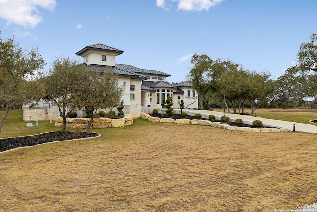 view of front of property with a front yard