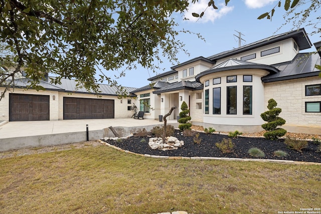 view of front facade with a front lawn and a garage