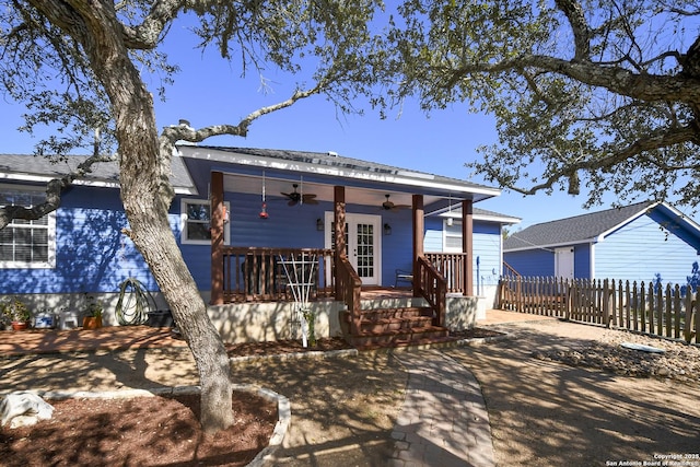 view of front facade with covered porch and ceiling fan