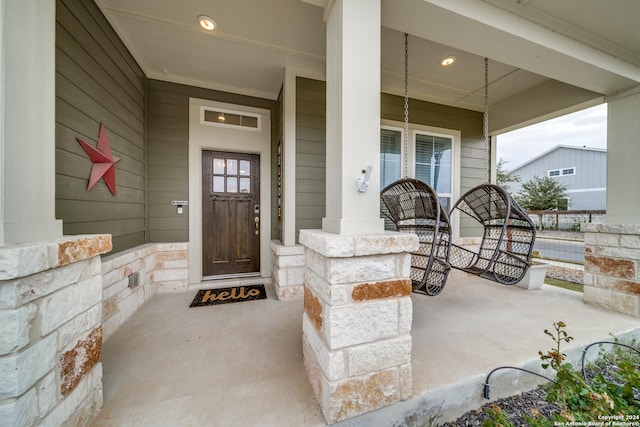 entrance to property featuring a porch