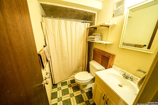 bathroom with toilet, vanity, and curtained shower