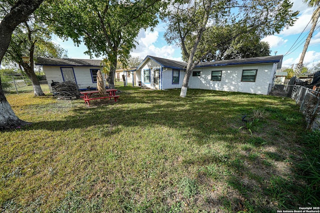 view of yard featuring an outdoor structure