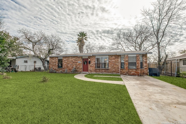 single story home with a front lawn