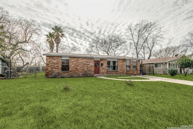 ranch-style house featuring a front lawn