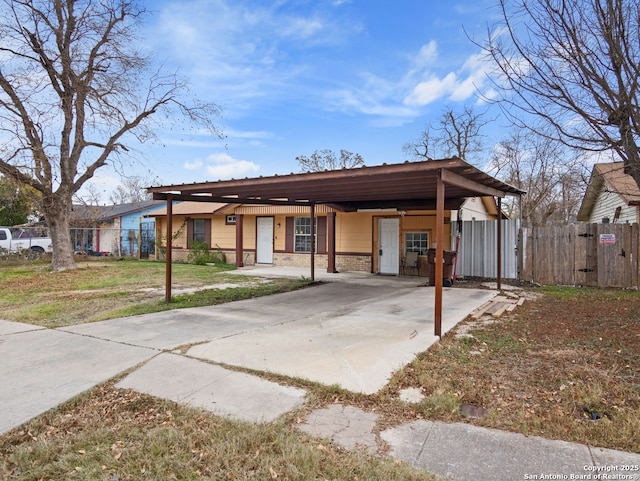 view of front facade featuring a carport