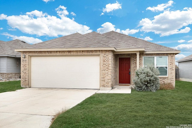 view of front of home featuring a front yard and a garage