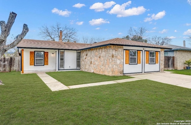 single story home featuring a front yard