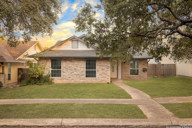 view of front facade featuring a yard