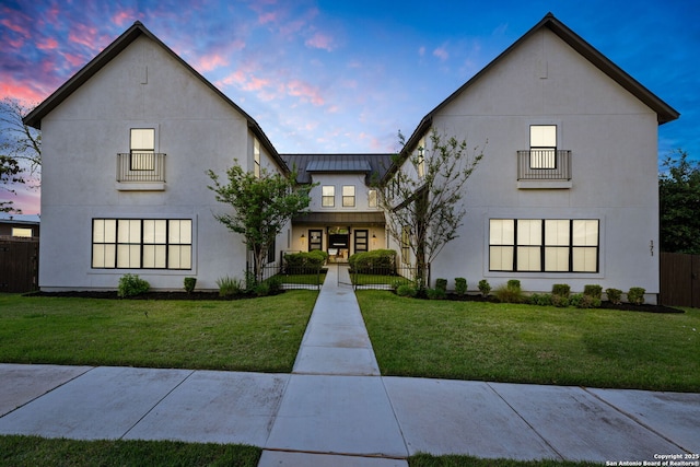 view of front facade with a yard