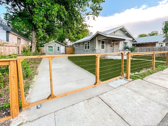 view of front of home featuring a front yard and an outdoor structure